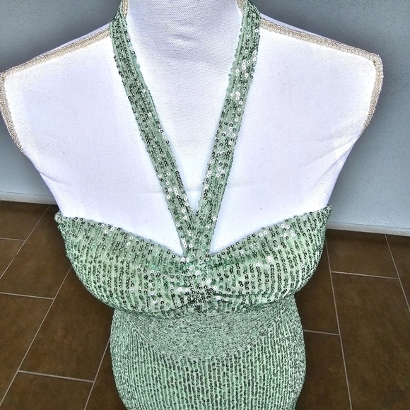Windsor ✦ Mint Sequin Halter Gown ✦ Keyhole Cutout w/ High Slit & Built-In Bra S - Picture 13 of 17